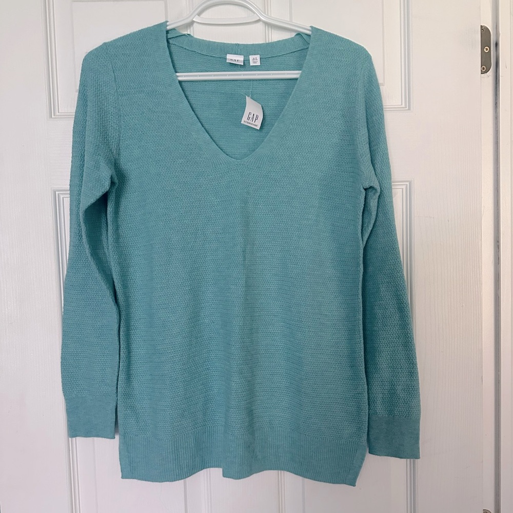 GAP True Soft Textured V-Neck Tunic Sweater
Size XS Petite
New with tags!